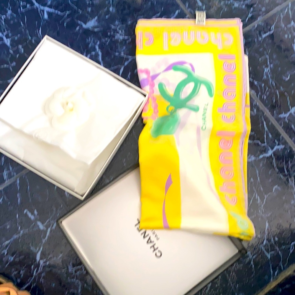 CHANEL Silk Scarf Bijoux Jewellery Pearls Earrings CC Logo - Picture 2 of 14